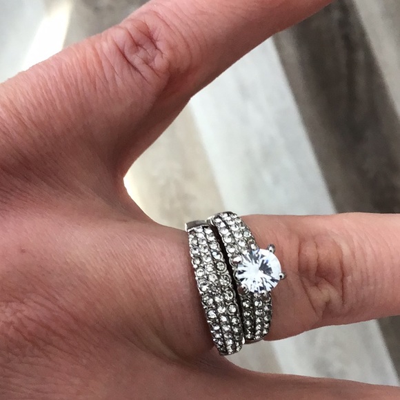 Gorgeous Bridal Ring - Picture 4 of 6